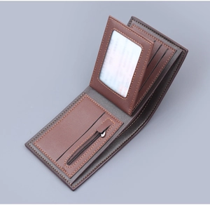 Vue intérieure du portefeuille en cuir pour hommes avec fentes et poche zippée