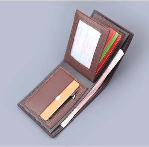Détail du portefeuille homme marron foncé avec plusieurs emplacements pour cartes et cuir