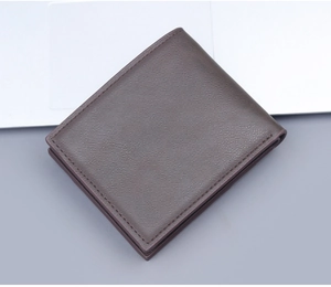 Gros plan détaillé du portefeuille en cuir marron foncé avec grain de cuir et coutures