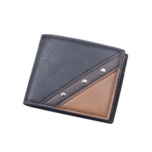 Portefeuille court pour hommes en patchwork de cuir avec détails de rivets argentés