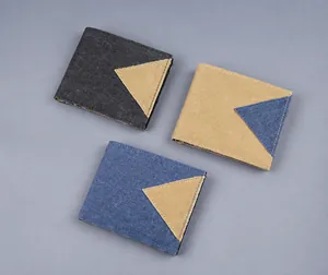 Dettaglio dei portafogli in tela bicolore con design patchwork e finiture di qualità
