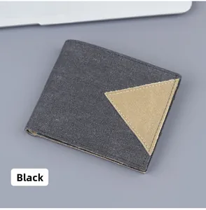 Detail der minimalistischen Herrengeldbörse aus dunkelgrauem Canvas mit beigem Patch