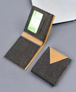 Dettaglio del portafoglio bifold in tela con scomparti per carte e finestra per documenti