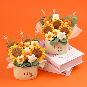 Plante Artificielle en Pot Tournesol Marguerite au Crochet Fait Main Bouquet de Fleurs en Fil Tricoté Ornement de Bureau pour Remise des Diplômes Enseignants Femme