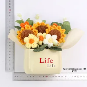 Vue détaillée montrant les dimensions et le poids du décor de tournesol au crochet