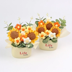Ensemble de plantes en pot au crochet avec tournesols et marguerites pour décoration de bureau