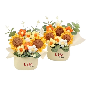 Tournesols crochetés faits main dans des pots blancs pour décoration de bureau