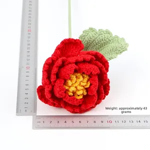 Dettaglio del fiore di peonia all'uncinetto da 43g con righelli per la scala