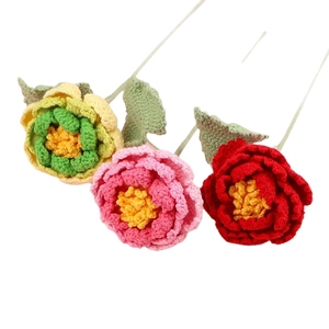 Tre fiori di peonia fatti a mano all'uncinetto in rosa rosso e giallo per la casa