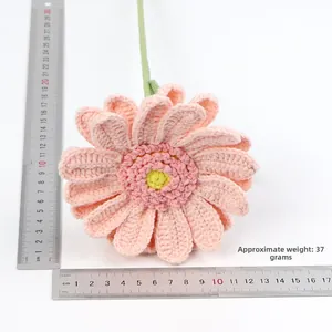Handgefertigte rosa Häkel-Gerbera, 10 cm Durchmesser, 37 g Gewicht mit Maßstab-Referenz