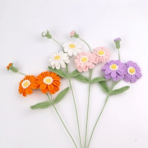 Handgehäkelte Zinnien in Weiß, Orange, Rosa und Lila mit detaillierter Stricktextur