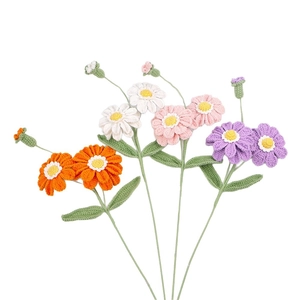 Handgehäkelte Zinnien-Blumen in lebhaften Farben für die Heimdekoration zu Hause
