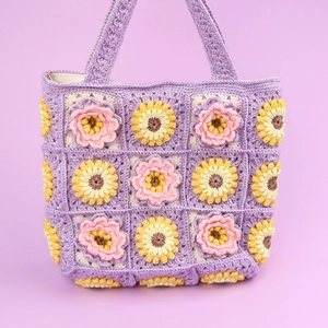 Borsa a tracolla all'uncinetto viola con girasoli 3D e motivi floreali a maglia