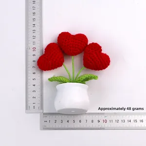 Dettaglio di pianta a cuore all'uncinetto con righello di 12,5cm d'altezza e 11cm di larghezza
