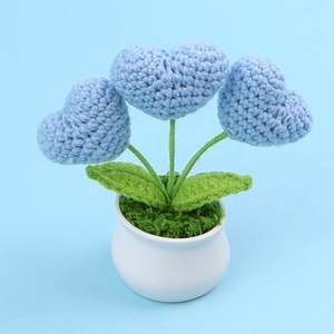 Pianta in vaso all'uncinetto fatta a mano con tre cuori blu e base in ceramica bianca