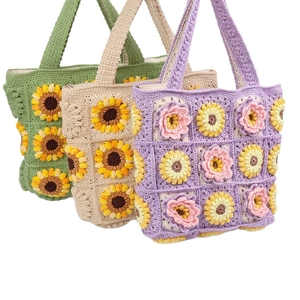 Borsa tote all'uncinetto fatta a mano con girasoli nei colori verde beige e viola stile boho