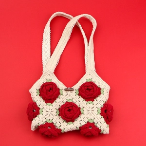 Sac à main tricoté main blanc cassé avec fleurs de camélia rouges 3D et bouton en bois