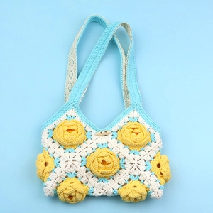 Sac à main en crochet fait main motif camélia avec fermeture par bouton en bois