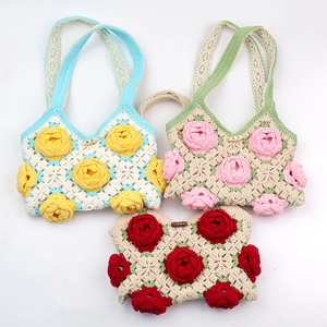 Détail d'un sac à main fait main au crochet avec fleurs en 3D et bandoulière en dentelle