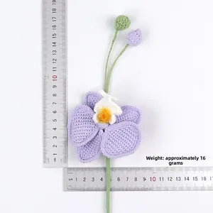 Vue macro d'orchidée au crochet faite main avec règle pour l'échelle de taille