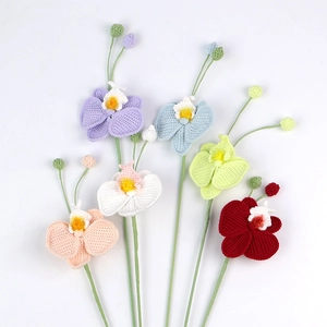 Détail de six tiges d'orchidées faites main au crochet aux couleurs variées et texture