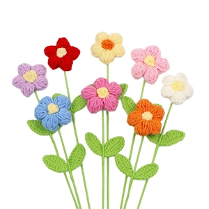 Set di sette fiori lavorati a mano all'uncinetto in colori vivaci su sfondo bianco puro