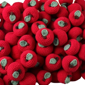 Porte-clés pomme rouge crochetés main avec feuilles vertes présentés en vrac