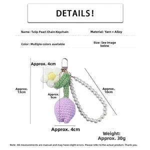 Details des handgefertigten Häkel-Tulpen-Schlüsselanhängers mit Perlenkette und Goldkarabiner