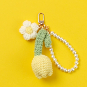 Handgefertigter Häkel-Tulpen-Schlüsselanhänger mit Gänseblümchen und Perlenkette in Gelb