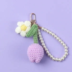 Handgemachter Häkel-Schlüsselanhänger mit Tulpe, Gänseblümchen, Perlenkette und Goldhaken