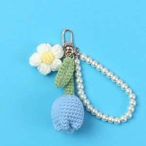 Nahaufnahme von handgefertigtem Häkel-Tulpen-Schlüsselanhänger mit Perlenarmband-Kette