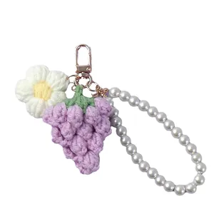 Porte-clés en crochet fait main avec raisin violet et dragonne en perles blanches