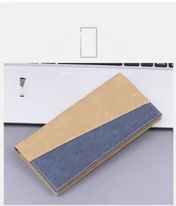 Detail der langen Canvas-Geldbörse in Kaffee und Denimblau mit Kontrastnähten