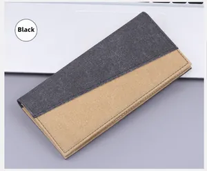 Detailansicht der Canvas-Geldbörse mit schwarz-khaki Nähten auf einem Laptop