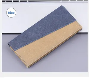 Detailansicht der langen Leinwand-Geldbörse mit blau-khaki Kontrastnähten auf dem Tisch
