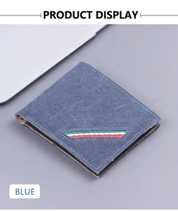 Vue détaillée du portefeuille bleu en toile avec rayure tricolore et coutures soignées