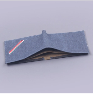 Détail du portefeuille en toile denim avec bande tricolore et doublure intérieure chic