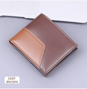 Détail du portefeuille bicolore montrant la texture du cuir et la couture précise