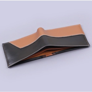 Détail du portefeuille bicolore pour homme avec coutures en cuir et fentes pour cartes