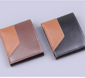Détail de portefeuilles bicolores pour hommes avec coutures contrastées en similicuir