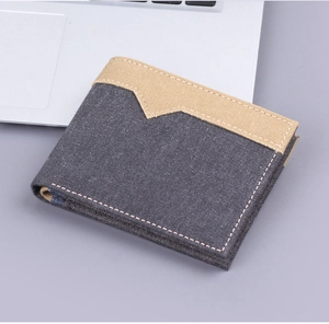 Gros plan d'un portefeuille bicolore en toile pour homme avec un design élégant en V