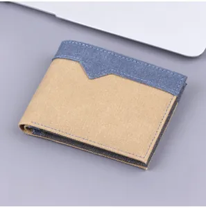 Détail du portefeuille bicolore pour homme en toile bleu et kaki avec coutures fines