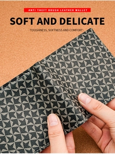 Gros plan du portefeuille en cuir pour hommes avec motif à carreaux et antivol RFID