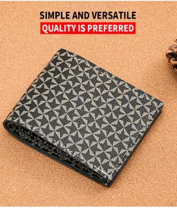 Détail du portefeuille pour hommes avec motif d'étoiles et surpiqûres blanches sur liège