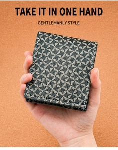Portefeuille pour homme à motif à carreaux tenu en main sur fond de liège naturel