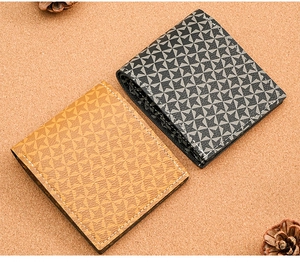 Vue détaillée de la texture à carreaux et coutures blanches sur portefeuilles en cuir
