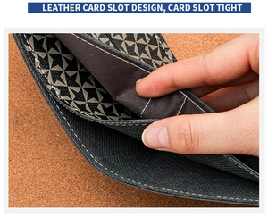 Gros plan des fentes pour cartes en cuir avec doublure à motifs étoilés pour homme