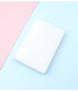 Vista detallada de la textura de cuero lichi blanco y las costuras en la mini cartera
