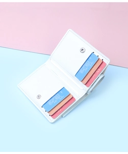 Vista superior de mini billetera de cuero sintético blanco con seis ranuras para tarjetas