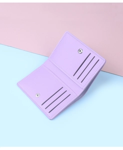 Detalle interior de una cartera de cuero color lavanda con 6 ranuras y botón de presión metal